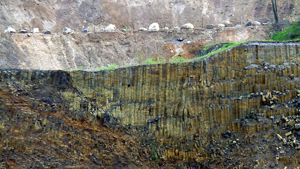 Basaltsäulen unter kaltzeitlichen Rheinablagerungen